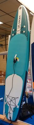 deux planches de surf exposées dans une pièce