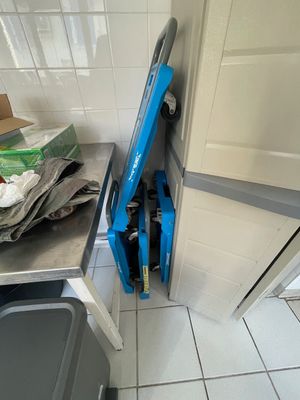un aspirateur bleu qui se trouve dans un coin de la cuisine