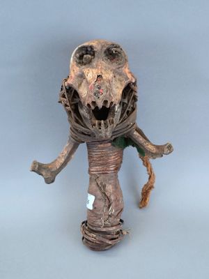 une statue représentant un homme dont la tête est en bois