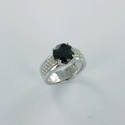 une bague de fiançailles ornée d'un diamant noir serti dans une monture en or blanc