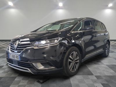 vue de face d'une voiture noire sur un sol à damier