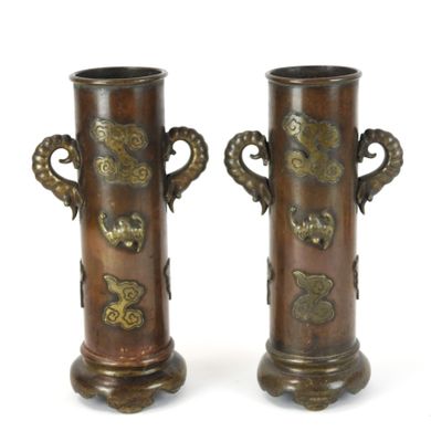 deux vases munis d'anses de chaque côté