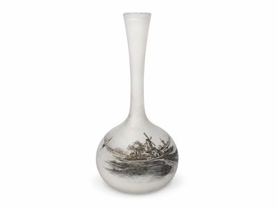 un vase blanc orné d'un motif noir et blanc