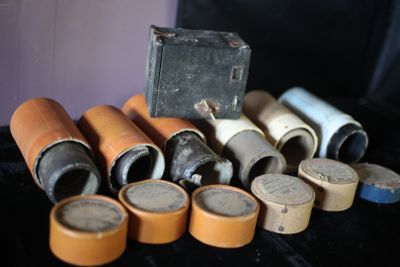 un tas de vieilles piles posées sur une surface noire