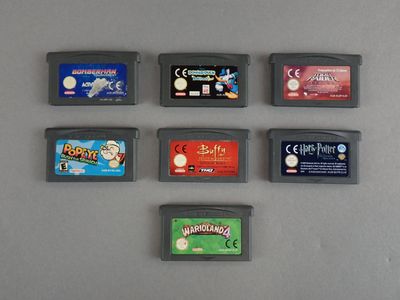 Plusieurs cartouches de jeux Nintendo sont alignées sur une table