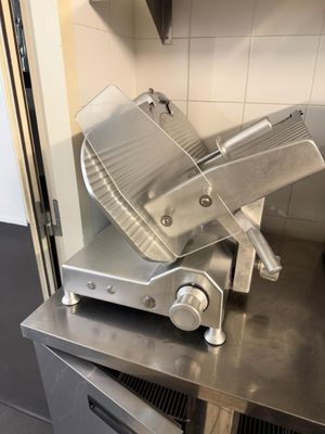 un coupe-pizza posé sur le plan de travail d'une cuisine