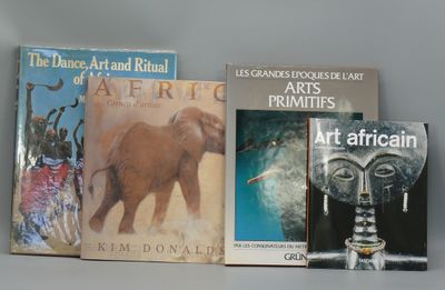 plusieurs livres sur une étagère, à côté d'une statue d'éléphant et d'autres livres