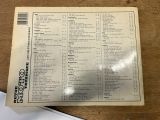 une feuille de papier sur laquelle figure une liste, posée sur une table