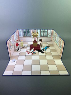 une petite maquette représentant une pièce avec une table et des chaises