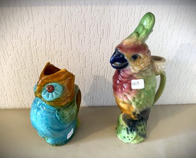 deux oiseaux en céramique assis l'un à côté de l'autre