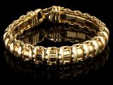 un bracelet en or sur fond noir
