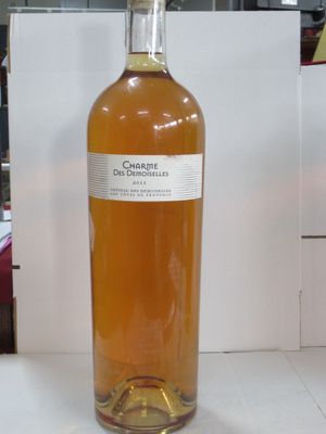 une bouteille de vin posée sur une table