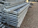 une pile de barres d'acier empilées les unes sur les autres