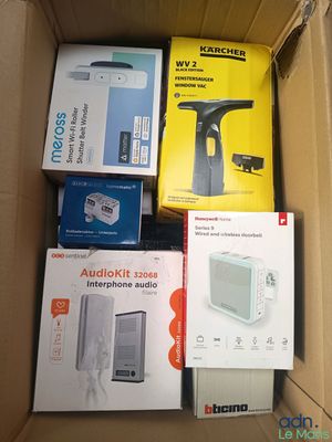 une boîte remplie de matériel électronique, elle-même placée dans une autre boîte