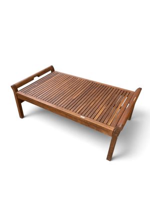 une image d'un banc en bois posé sur un sol blanc