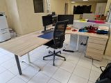 un bureau sur lequel sont posés deux écrans et un ordinateur portable