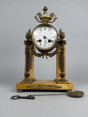 Pendule portique en marbre jaune de Sienne à ornementation d…