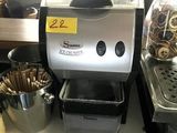 une machine posée sur le comptoir d'une cuisine