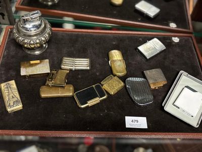 de nombreux modèles différents de briquets exposés dans une vitrine