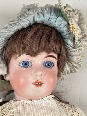 Poupée parisienne, tête fixe et buste en biscuit, yeux bleus émaillés