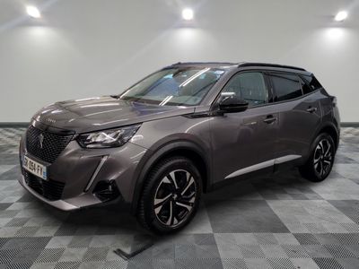 un SUV Toyota C-HR gris garé sur un sol à damier