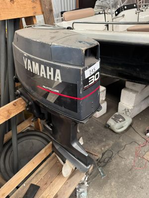 a motor that is sitting on a wooden pallet
