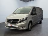 Le fourgon Mercedes est garé dans une grande pièce d'un immeuble