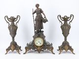 trois statues en bronze représentant une femme et deux vases accompagnés d'une horloge
