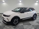 le suv blanc est garé sur le sol en damier d'une pièce