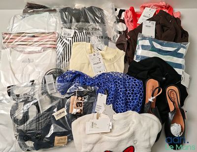 un tas de vêtements posés sur une table