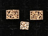 trois paires de boucles d'oreilles en or sur fond noir