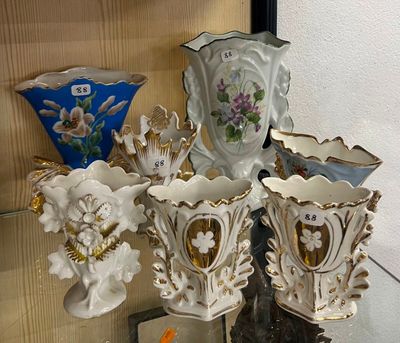 de nombreux vases posés sur une table en verre