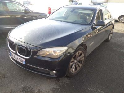 une photo d'une BMW noire garée sur un parking