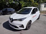 une voiture blanche garée dans un parking à côté d'autres voitures