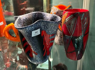 une vitrine en verre sur laquelle sont posés deux vases