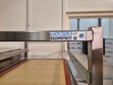 un panneau portant la mention « Équipement de transport » sur le côté d'un tapis roulant