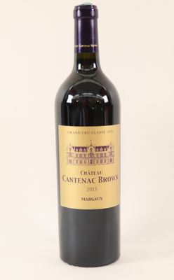 une bouteille de vin posée sur une table