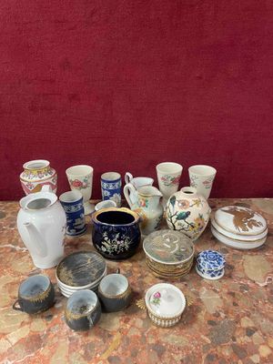 une table sur laquelle sont disposés de nombreux vases de styles variés