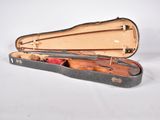 un étui à violon contenant un violon