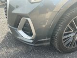 un gros plan sur le pare-chocs avant d'une voiture