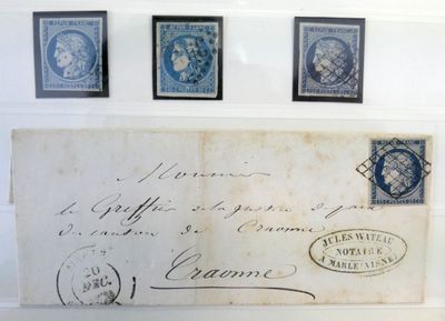 une feuille de papier sur laquelle figurent des timbres, exposée dans une vitrine