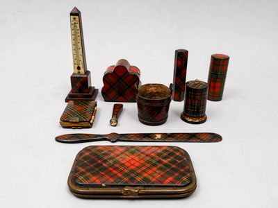 un grand nombre d'objets différents posés sur une table