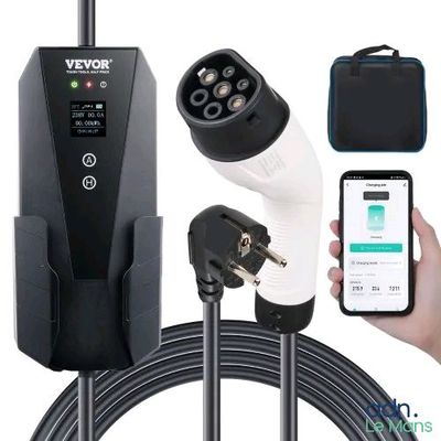 une image représentant une personne tenant un téléphone portable et branchant un chargeur de voiture électrique