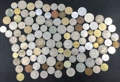 beaucoup de pièces qui sont sur la table