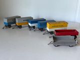un petit train posé sur une table
