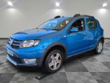 la dacia bleue est garée sur un carrelage à carreaux