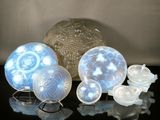 de nombreux objets en verre posés sur une table