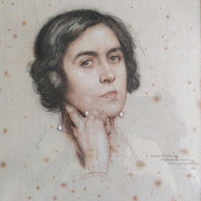 portrait d'une femme portant un collier et des boucles d'oreilles en perles