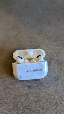 une paire d'AirPods posée par terre