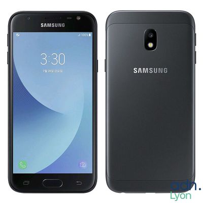 un smartphone Samsung Galaxy J2 noir posé sur un fond blanc